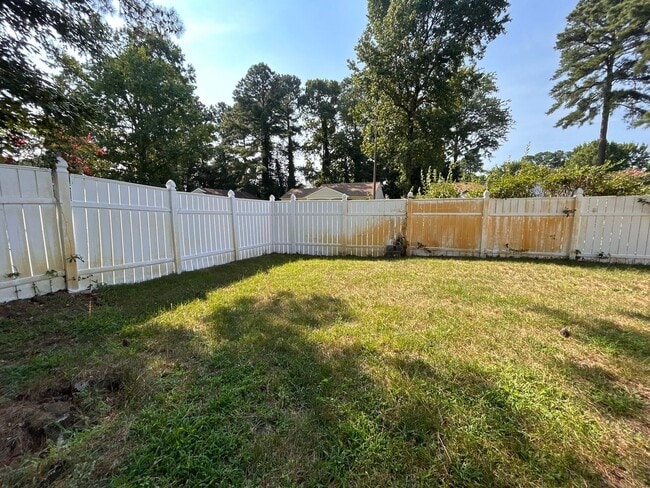 Building Photo - Charming 3-Bedroom Ranch on Oversized Corn...