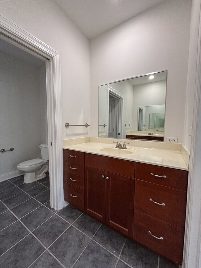 Building Photo - 5565 Colonial Chatsworth Cir