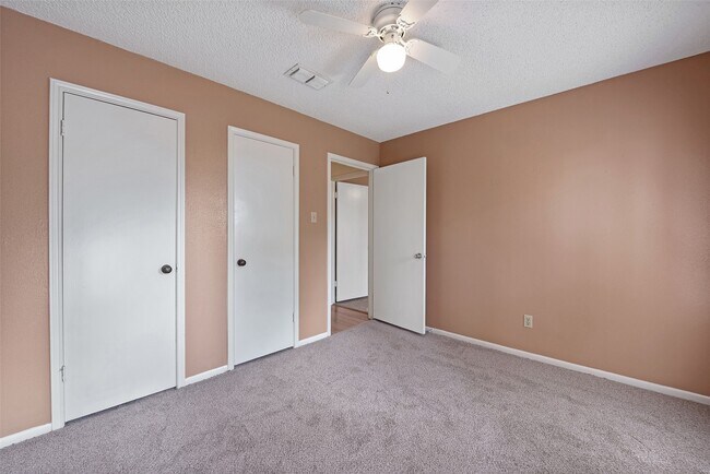 Building Photo - 807 Seacliff Dr