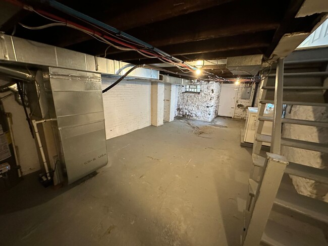 Building Photo - Available August 1, 2025; Lease will end J...