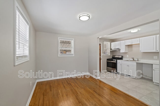 Building Photo - 305 Capitol Ct