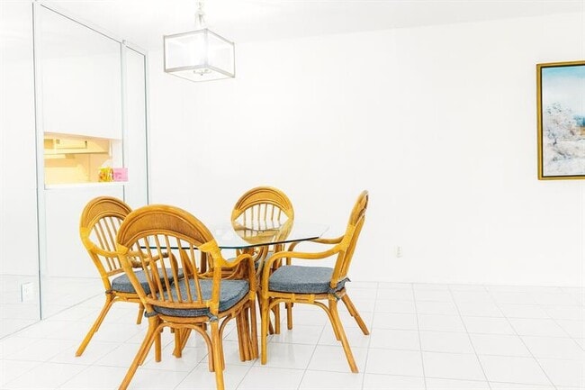 Building Photo - 950 Hillcrest Dr