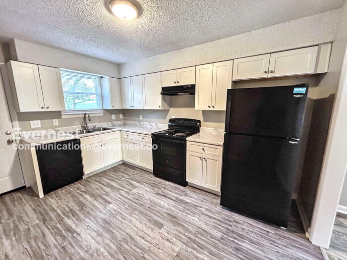 Building Photo - 1176 Sioux Terrace