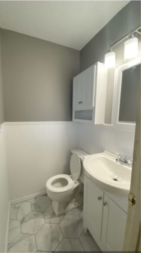 Master bathroom - 703 Lee St