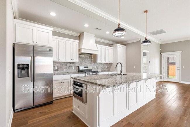 Building Photo - 3702 SW Mistletoe Ave