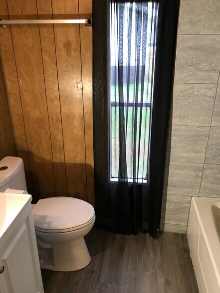 Master bathroom - 4818 Ridgecrest Rd