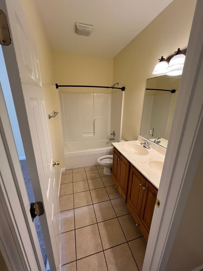 Building Photo - Arden 2 Bedroom Townhome:  Quiet and Spacious