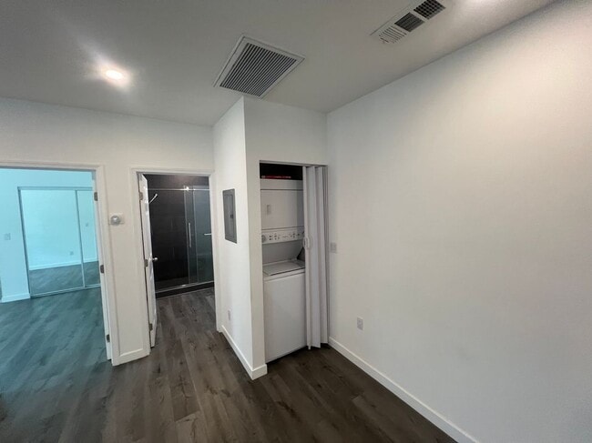 Building Photo - 8941 Balboa Blvd