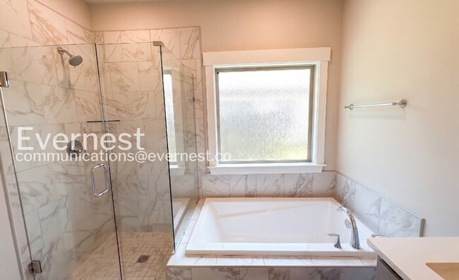 Building Photo - 3-Bed/2-Bath Home/Pet Friendly/Available Now!