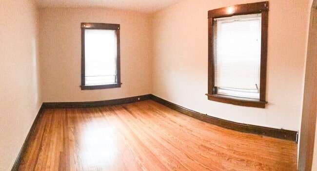 Building Photo - Newly Renovated 2 bed/1 bath! Ask About Our Move-in Special!