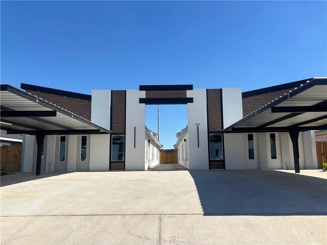 Primary Photo - 18 N Emerald Ave