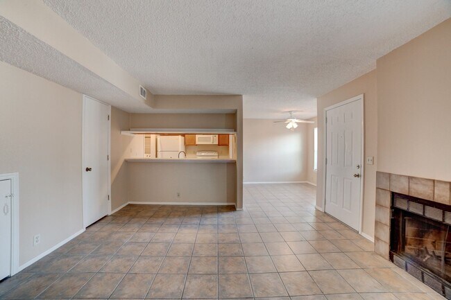 Building Photo - 2 Bed 1.5 Bath Condo Ready For Rent!
