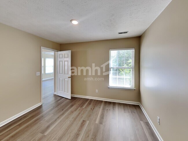 Building Photo - 3744 Henricks Hill Dr