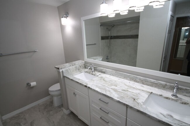 Building Photo - Lovely 2 Bd/2Ba Condo!