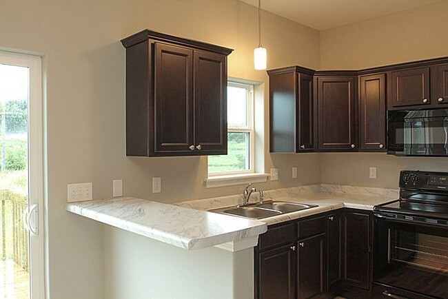 Building Photo - Mackinaw Village - 4 BDRM Home