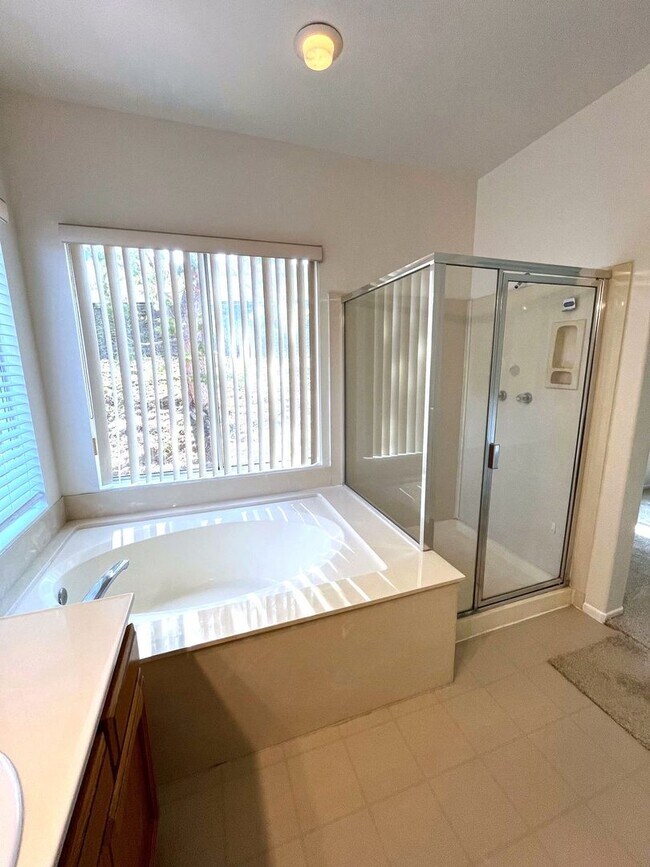 Building Photo - ***SPACIOUS 4 BEDROOM | 3 BATH TOWNHOUSE W...