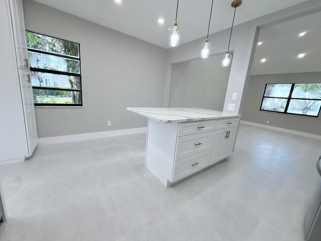 Building Photo - 46 Tara Lakes Dr E