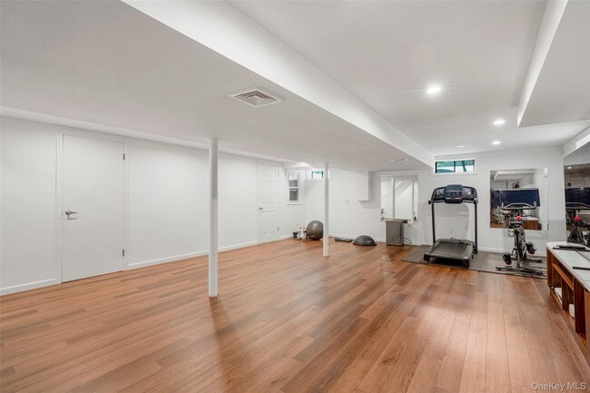 Building Photo - 6 Trails End