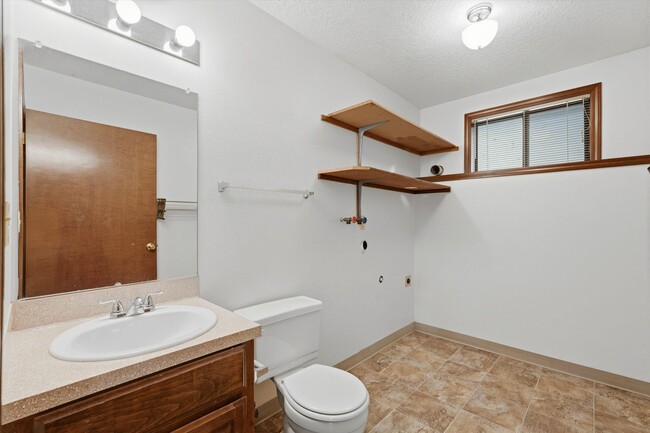Building Photo - Sweet and spacious home in Beaverton with a garage and large fenced yard available now!