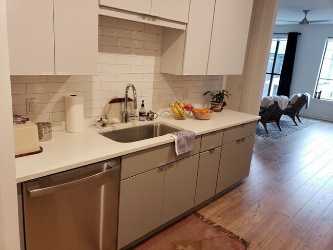 Building Photo - Wedgewood Houston Condo