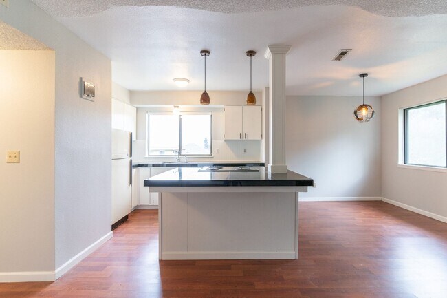 Building Photo - SPACIOUS 3 BEDROOM CONDO! CONVENIENT LOCATION!