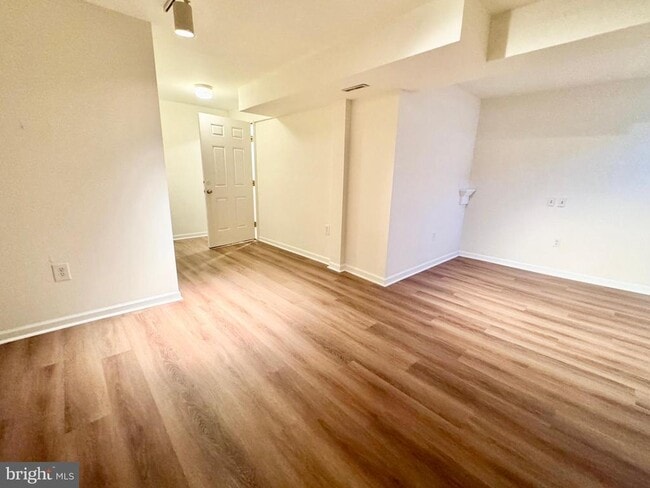 Building Photo - 15 Delhi Ct