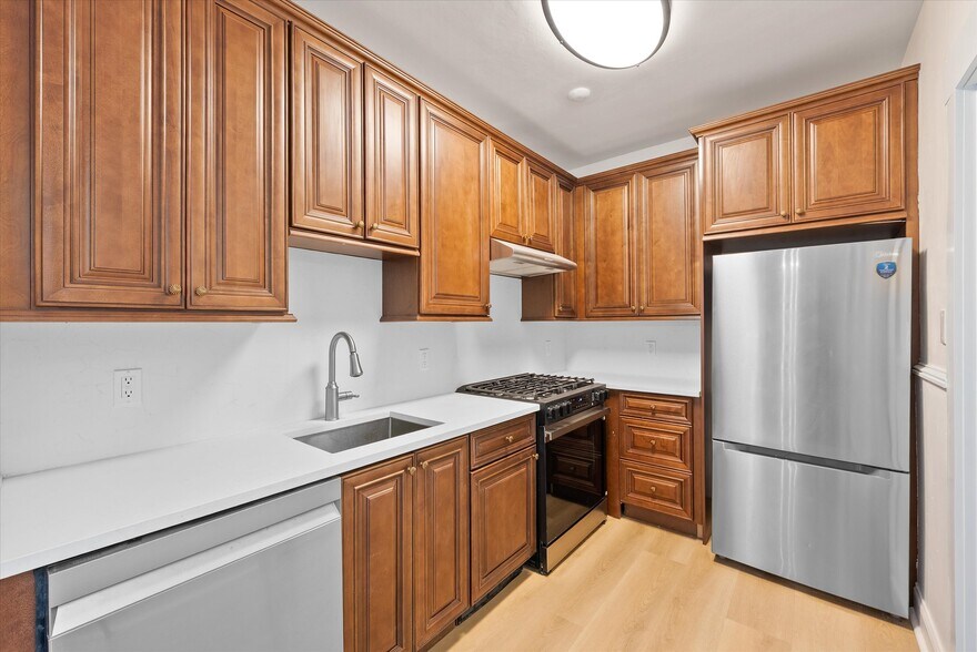 Building Photo - 2026 E Kenilworth Pl