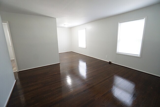 Building Photo - 112 13th Ave N