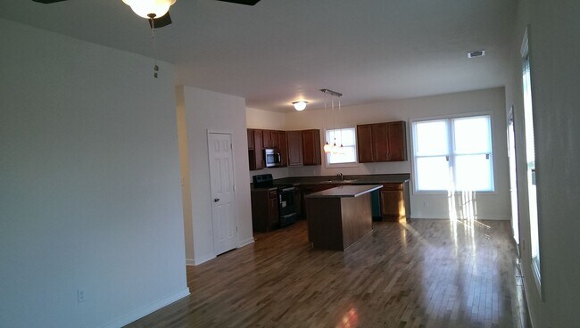 Building Photo - Spacious & Modern 3Bd|2Ba House tucked awa...