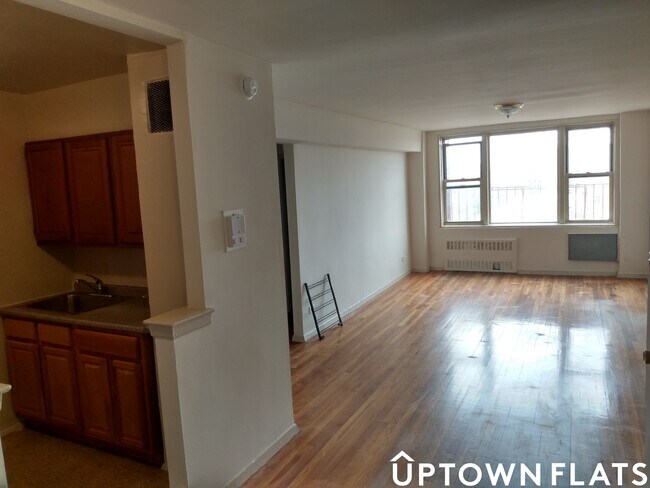 Primary Photo - 2170 University Ave