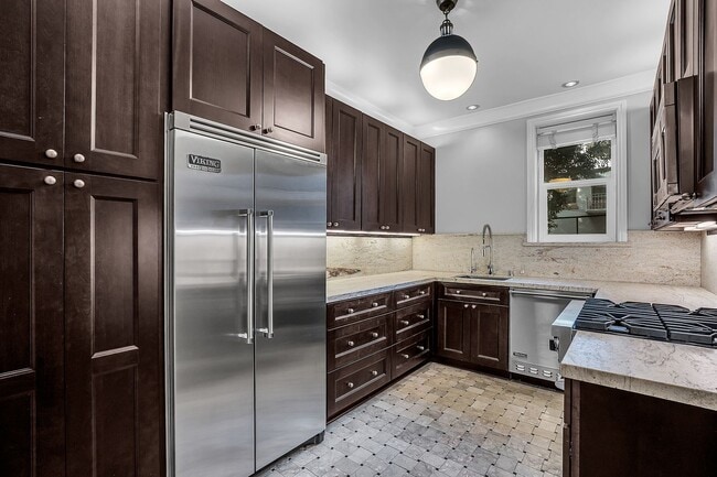 Building Photo - Remodeled 1br+office at the storied Francesca building