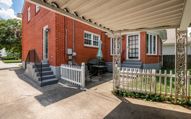 Building Photo - 2223 Strathmoor Blvd