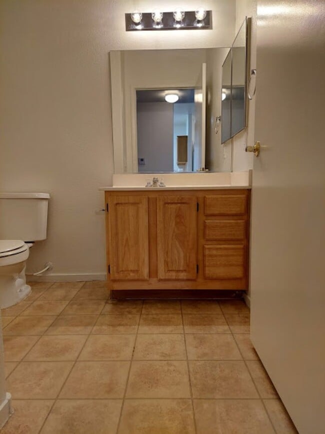 Building Photo - Excellent 2 bed 2 ba in a gated community
