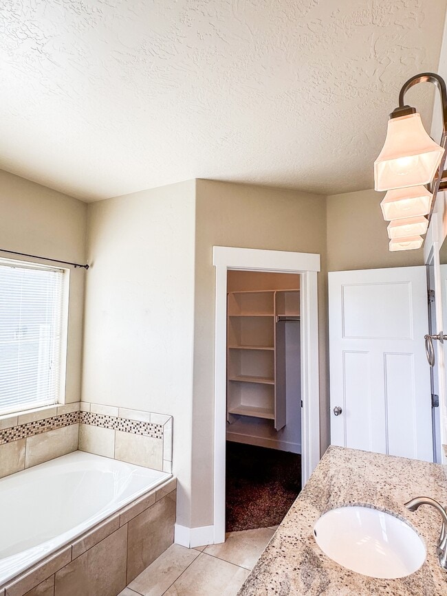 Building Photo - 4441 Wynridge Ln