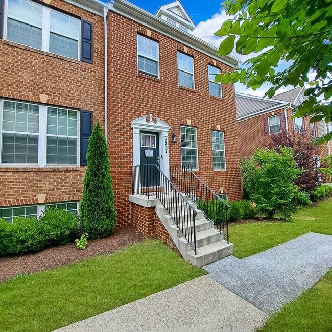 Building Photo - Gorgeous 3-Level End Unit Townhome, 3 Bedr...