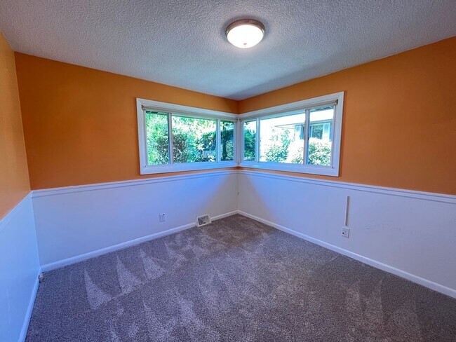 Building Photo - Amazing NE Portland 4Bd + 3Ba ~ House Sola...