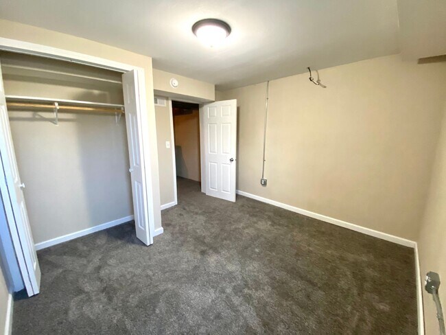 Building Photo - Gorgeous 5 Bed, 2 Bath House Near Concordia and MSUM!