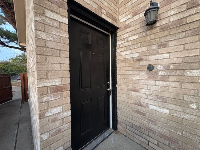 Building Photo - Adorable 2-2 in Arlington