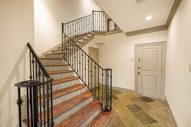 Building Photo - 1655 Castle Ct