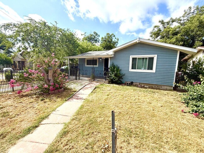 Building Photo - Charming 2-Bedroom Home with Flex Room & Gated Entry