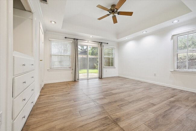 Building Photo - 4025 Essex Ln