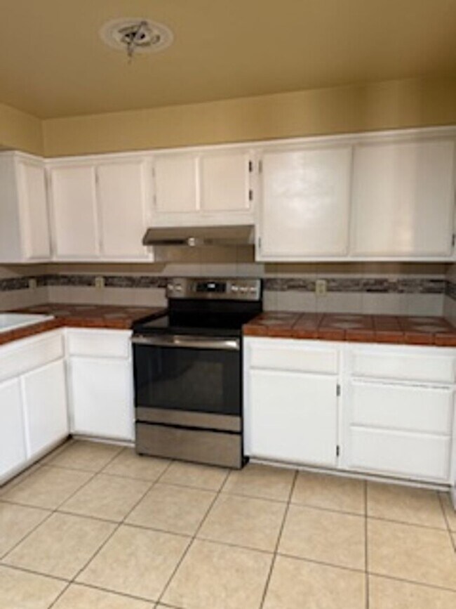 Building Photo - Three Bedroom Home Close to UNR