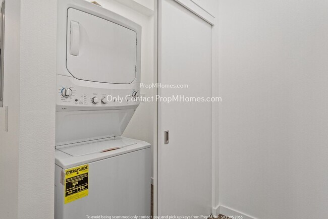 Building Photo - Charming One Bedroom Ground Level Unit in the Heart of NE!