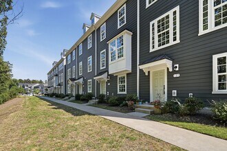 Building Photo - BEAUTIFUL TOWNHOME IN A GREAT AMENTIES!