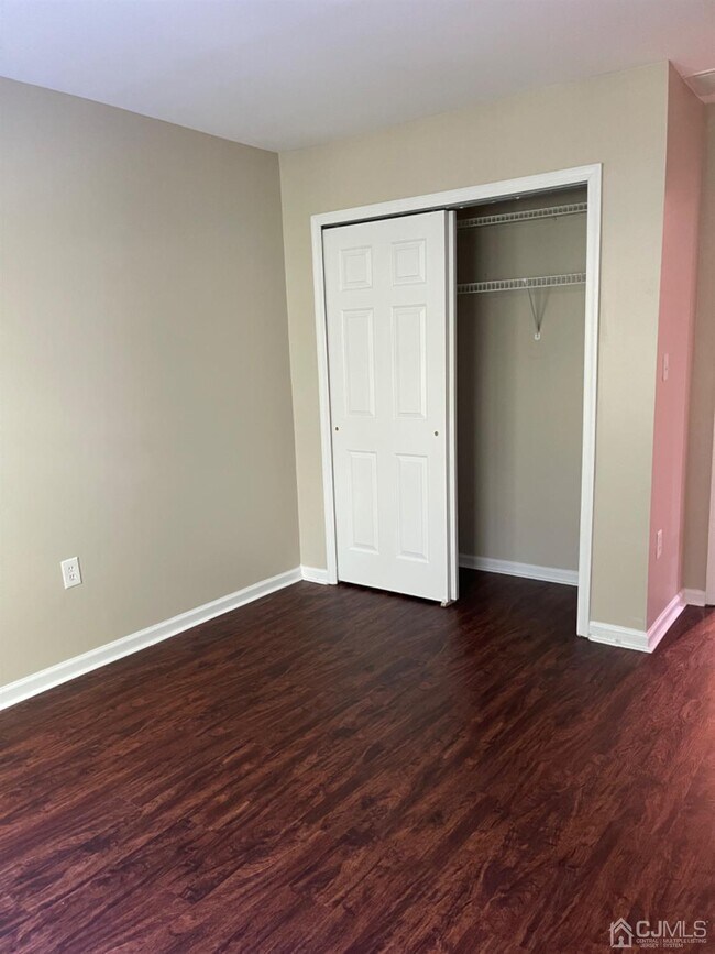 Building Photo - 304 Canterbury Way
