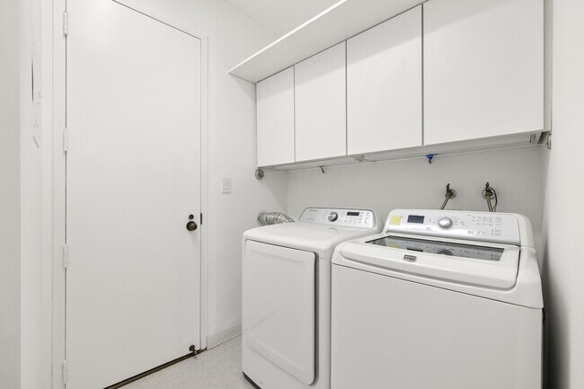 Building Photo - 4267 Marina City Dr