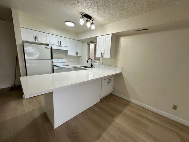 Building Photo - MOVE IN SPECIAL!! DEPOSIT MOVES YOU IN!!!