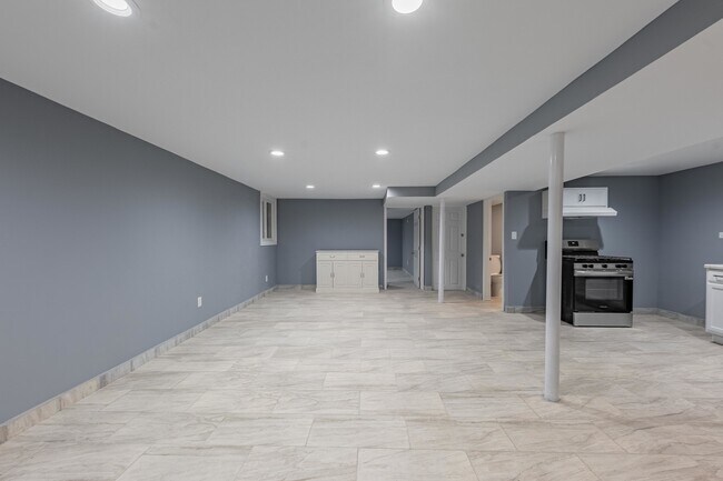 Building Photo - 7055 W 63rd St