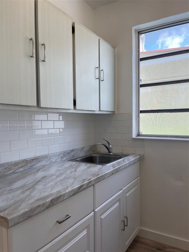 Building Photo - 139 NW 17th Pl
