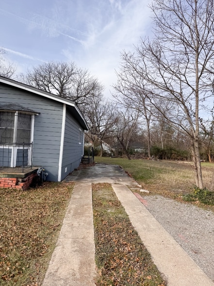 Building Photo - 1302 E Collin St